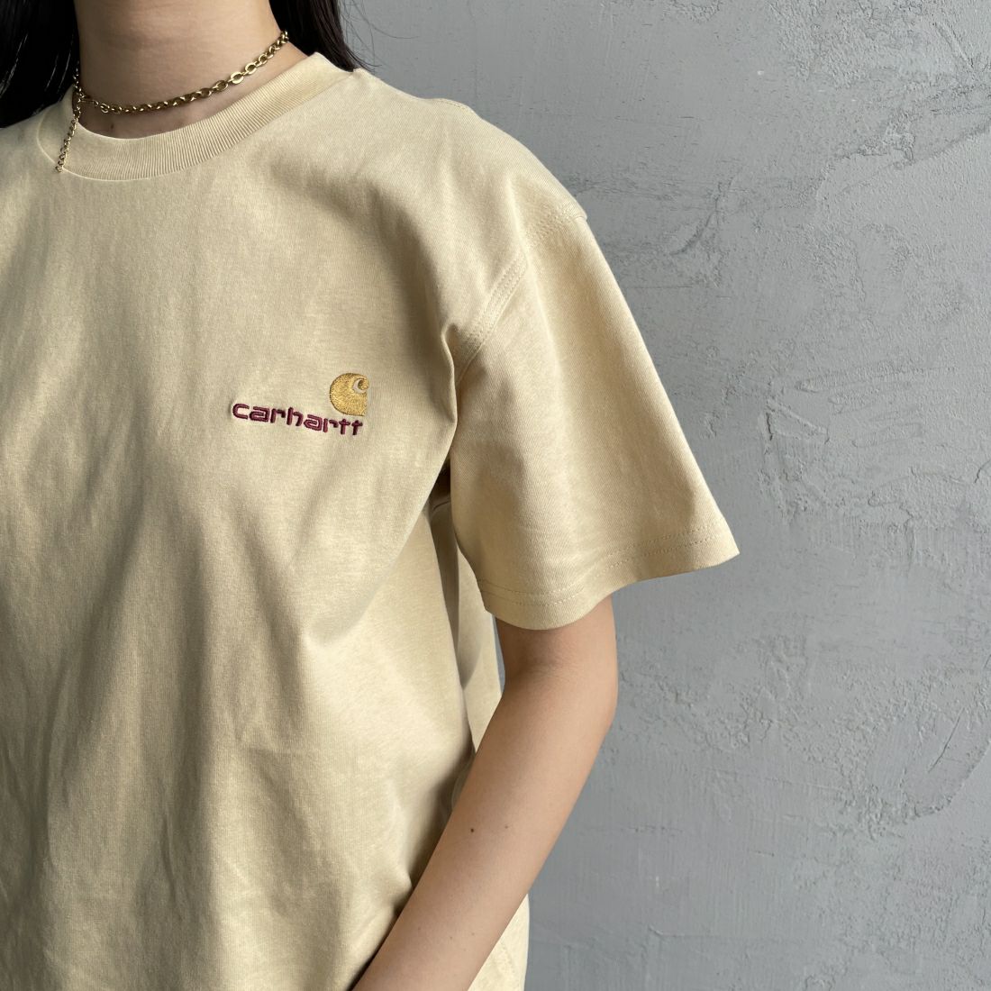carhartt WIP [カーハートダブリューアイピー] ショートスリーブアメリカンスクリプトTシャツ [I029956] FROSTED BL &&モデル身長：163cm 着用サイズ：XS&&