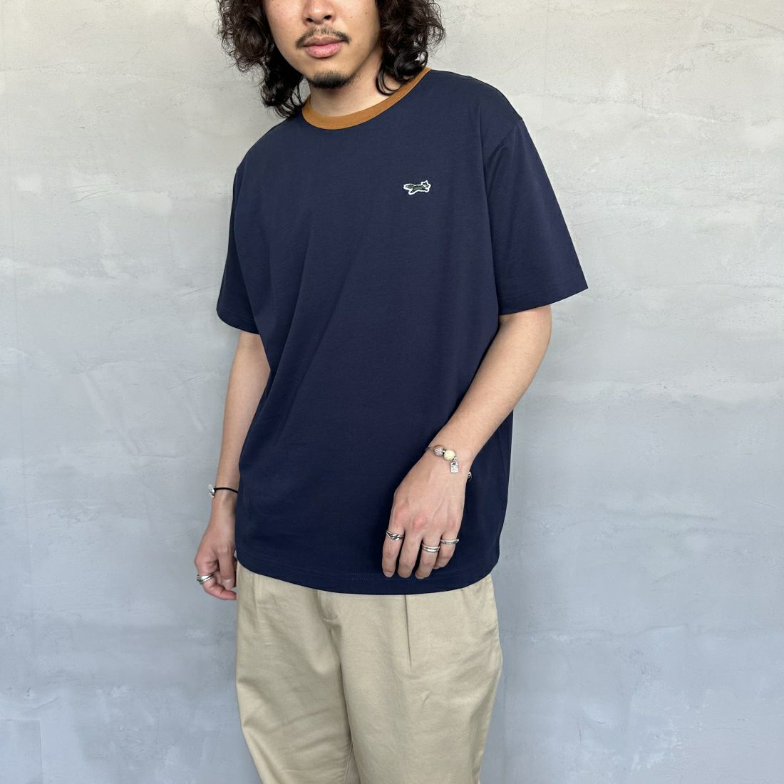THE FOX [ザフォックス] 別注 ワンポイントロゴワッペン リンガーTシャツ [JF24SS-02-JF] NVY/CAMEL &&モデル身長：173cm 着用サイズ：L&&