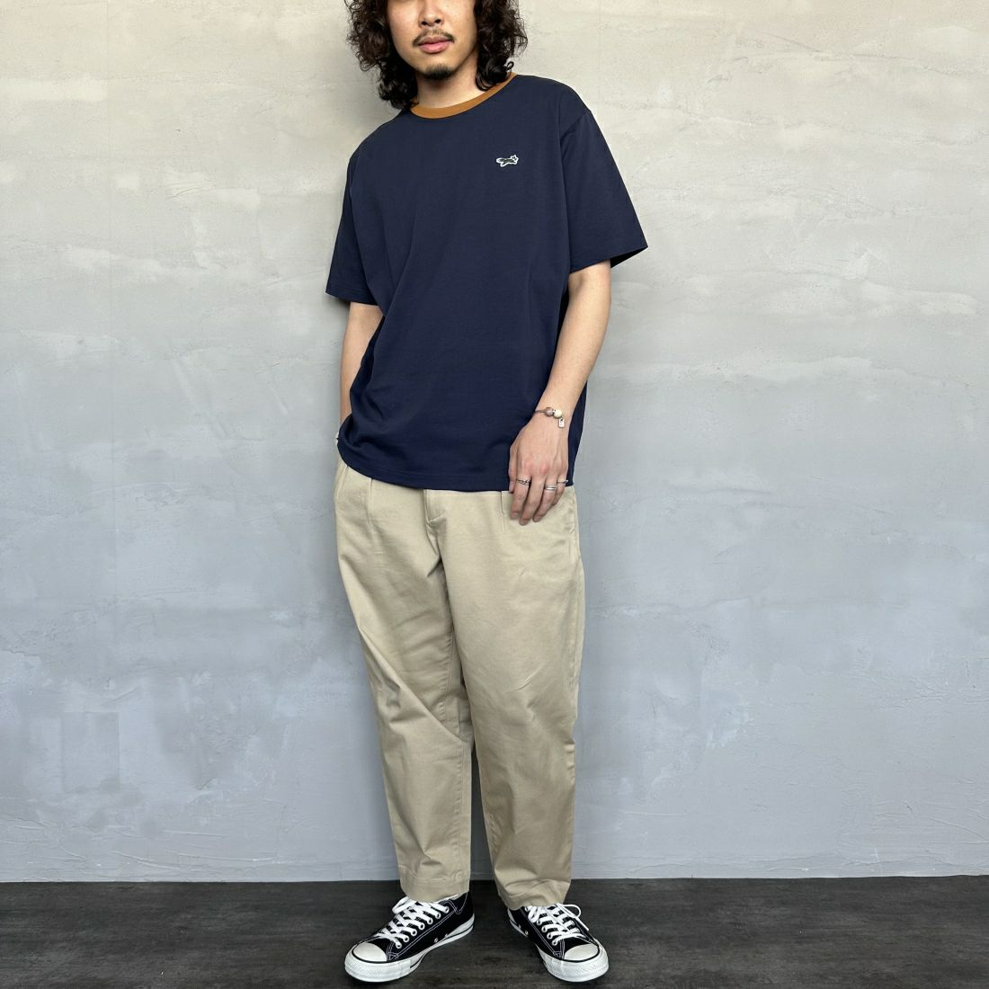 THE FOX [ザフォックス] 別注 ワンポイントロゴワッペン リンガーTシャツ [JF24SS-02-JF] NVY/CAMEL &&モデル身長：173cm 着用サイズ：L&&