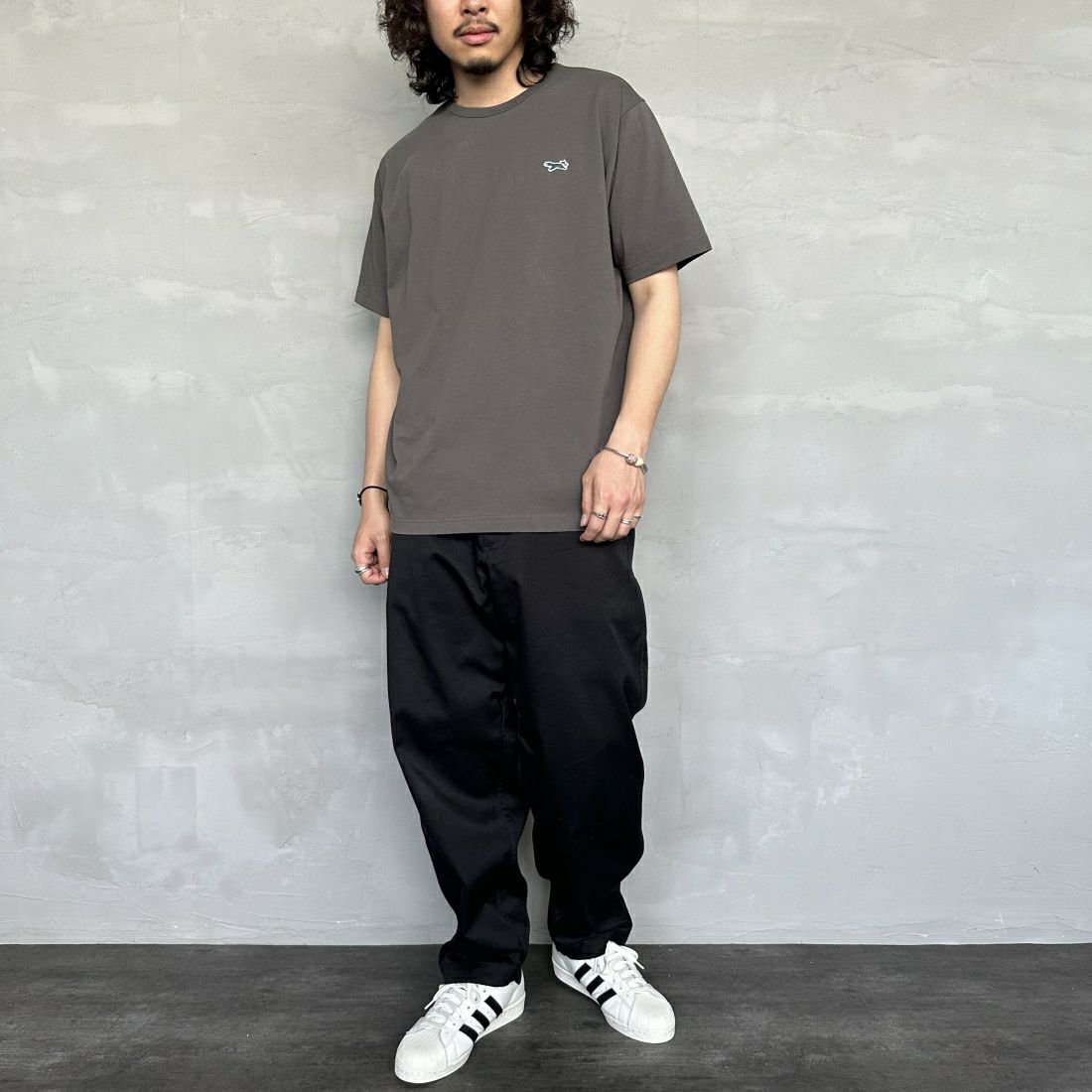 THE FOX [ザフォックス] 別注 ワンポイントロゴワッペン リンガーTシャツ [JF24SS-02-JF] CHARCOAL &&モデル身長：173cm 着用サイズ：L&&