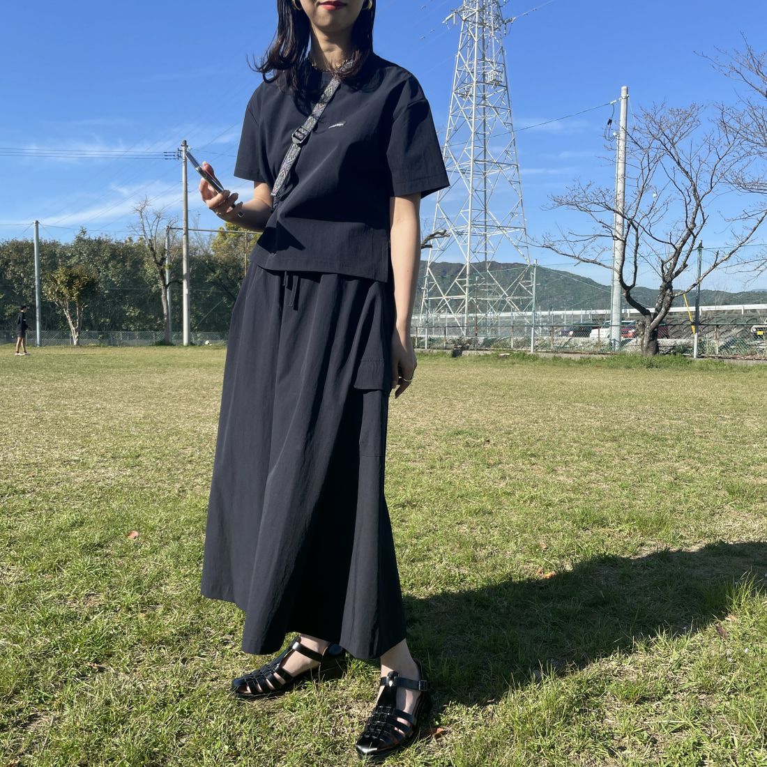 THOUSAND MILE [サウザンド マイル] 別注 サマーバケーション カーゴスカートセットアップ [TM241NP50372-JF] 79 NAVY &&モデル身長：163cm 着用サイズ：F&&