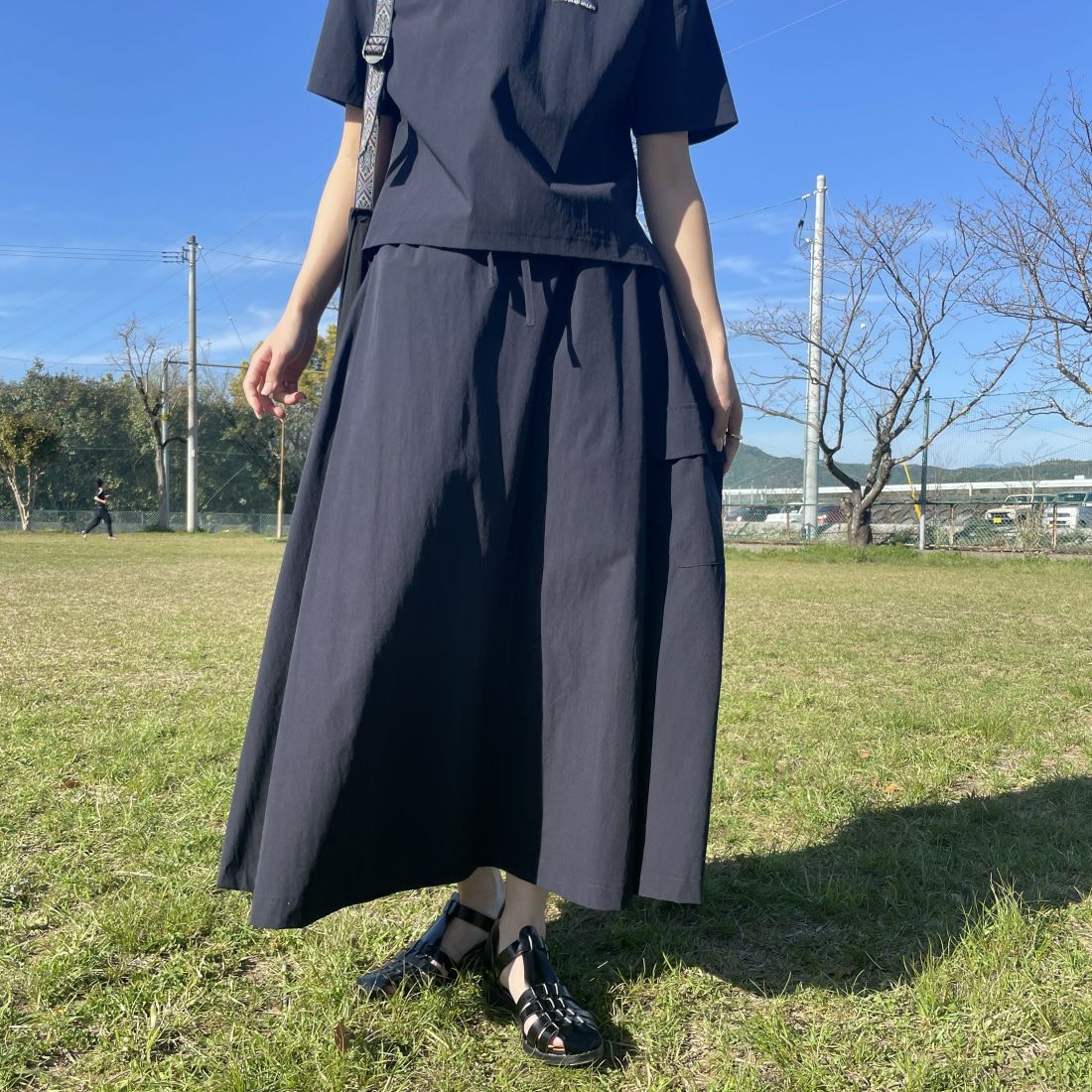 THOUSAND MILE [サウザンド マイル] 別注 サマーバケーション カーゴスカートセットアップ [TM241NP50372-JF] 79 NAVY &&モデル身長：163cm 着用サイズ：F&&