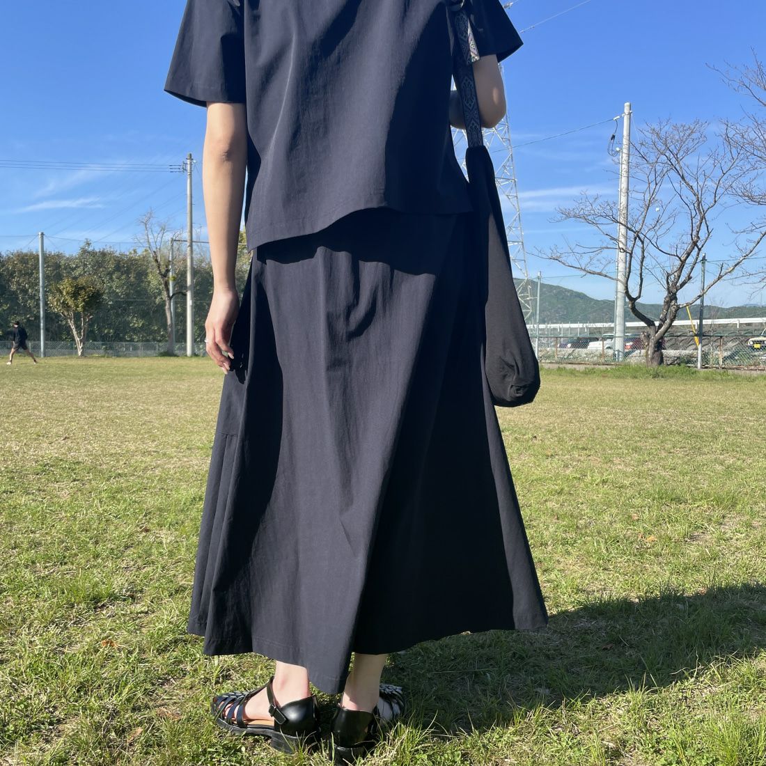 THOUSAND MILE [サウザンド マイル] 別注 サマーバケーション カーゴスカートセットアップ [TM241NP50372-JF] 79 NAVY &&モデル身長：163cm 着用サイズ：F&&
