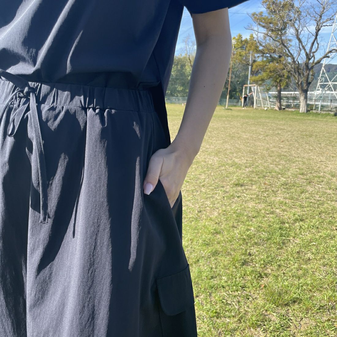 THOUSAND MILE [サウザンド マイル] 別注 サマーバケーション カーゴスカートセットアップ [TM241NP50372-JF] 79 NAVY &&モデル身長：163cm 着用サイズ：F&&