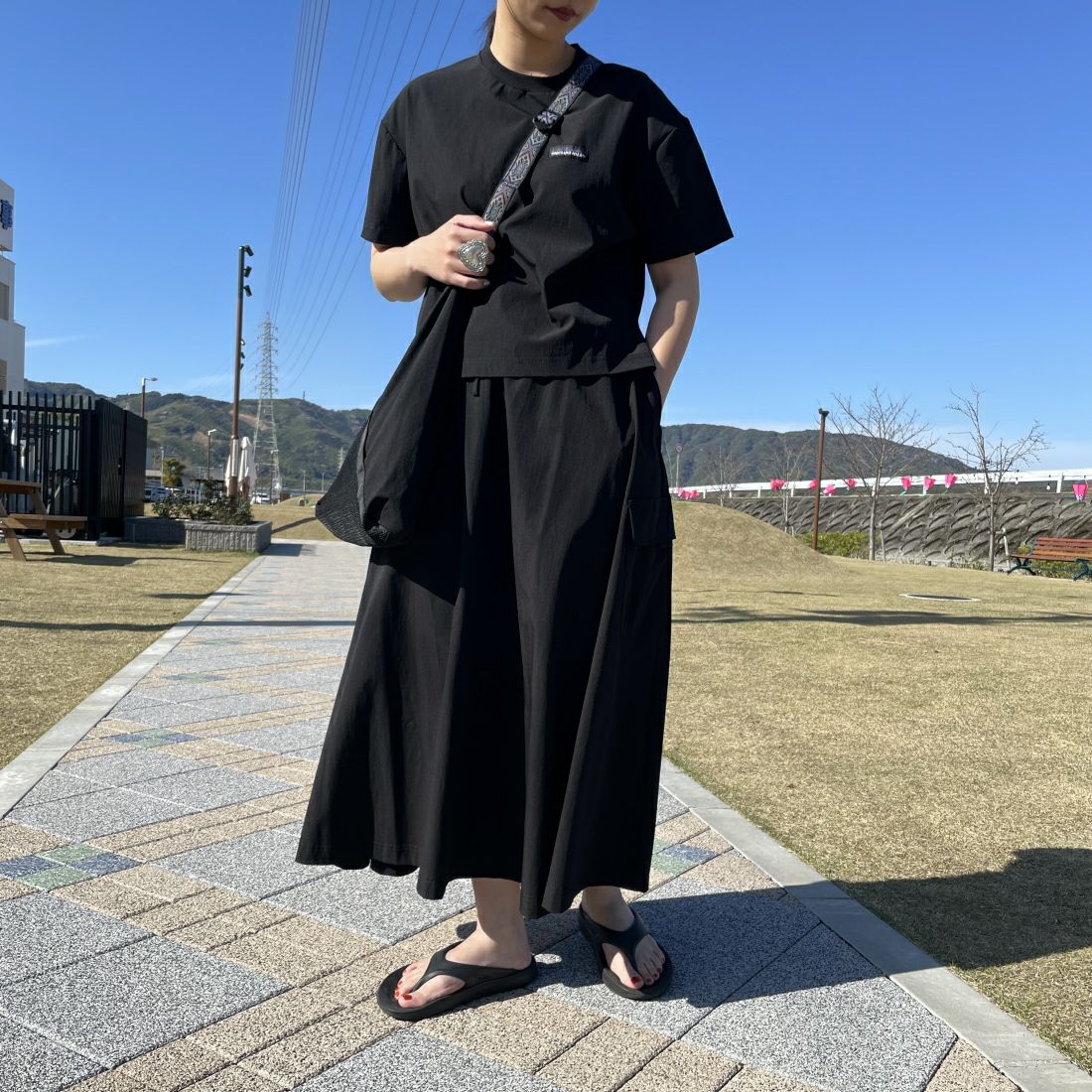 THOUSAND MILE [サウザンド マイル] 別注 サマーバケーション カーゴスカートセットアップ [TM241NP50372-JF] 09 BLACK &&モデル身長：156cm 着用サイズ：F&&