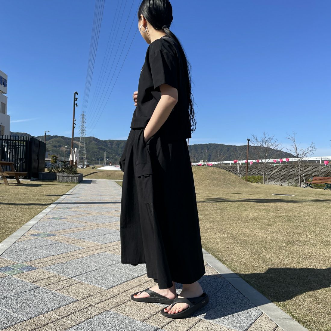 THOUSAND MILE [サウザンド マイル] 別注 サマーバケーション カーゴスカートセットアップ [TM241NP50372-JF] 09 BLACK &&モデル身長：156cm 着用サイズ：F&&