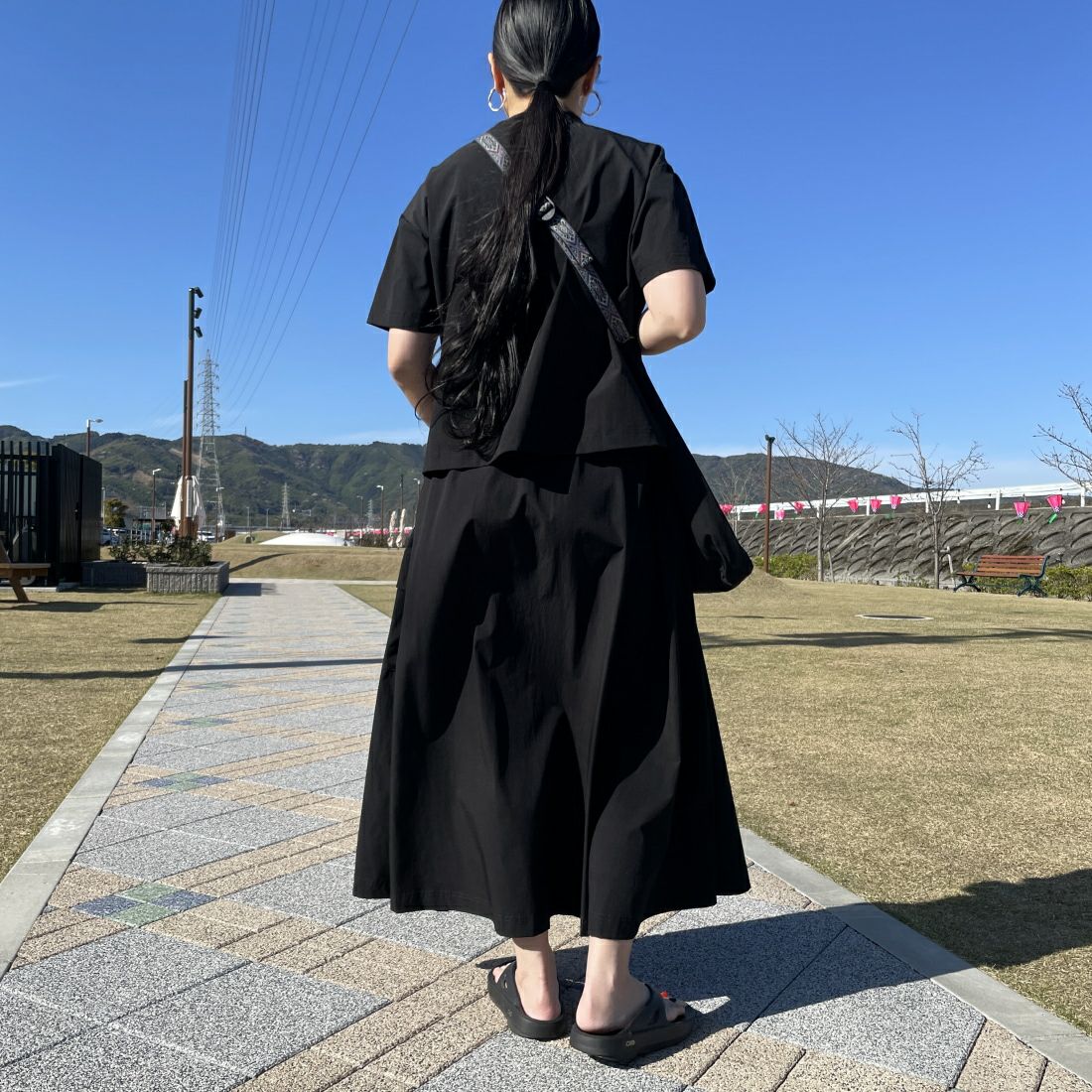THOUSAND MILE [サウザンド マイル] 別注 サマーバケーション カーゴスカートセットアップ [TM241NP50372-JF] 09 BLACK &&モデル身長：156cm 着用サイズ：F&&