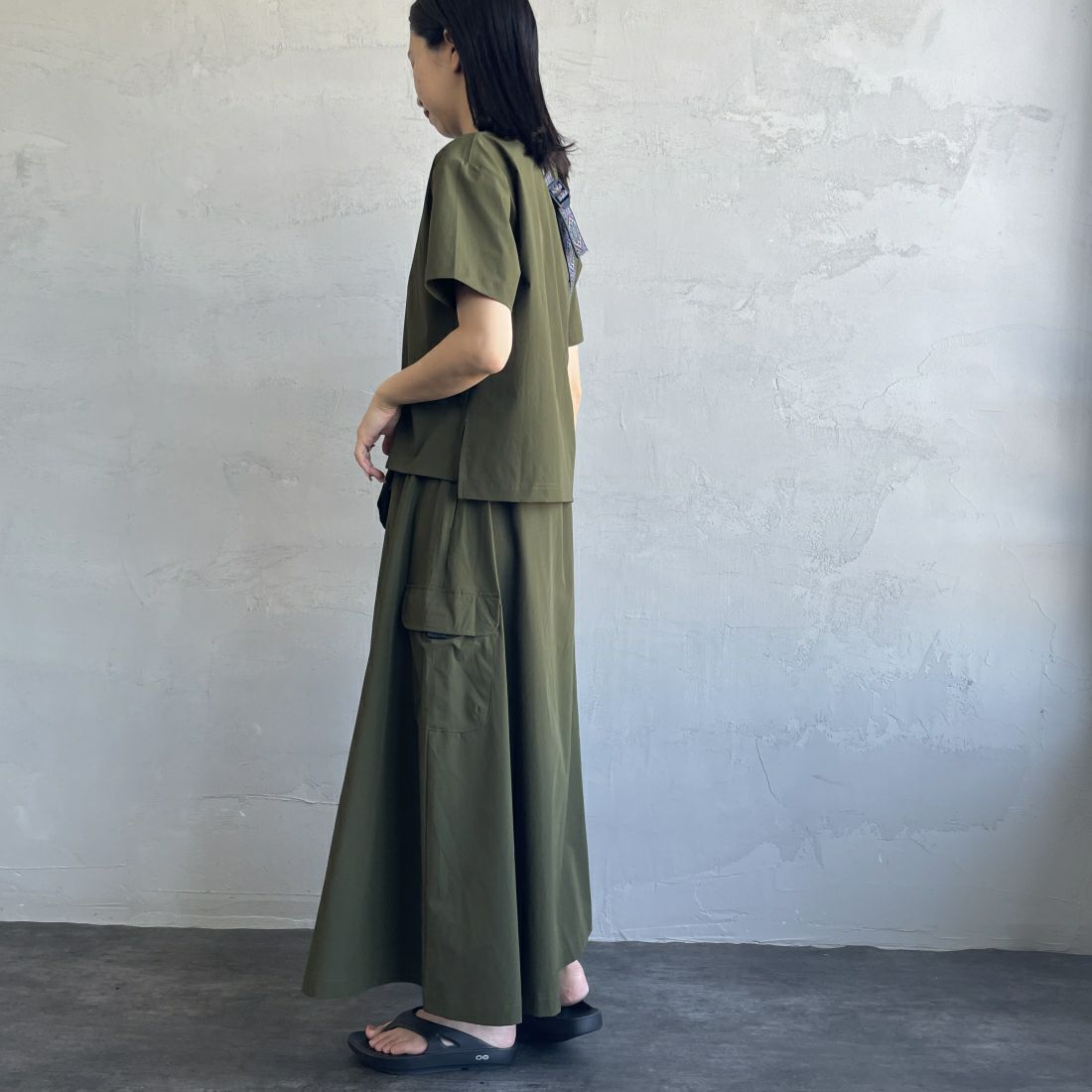 THOUSAND MILE [サウザンド マイル] 別注 サマーバケーション カーゴスカートセットアップ [TM241NP50372-JF] 67 OLIVE &&モデル身長：163cm 着用サイズ：F&&