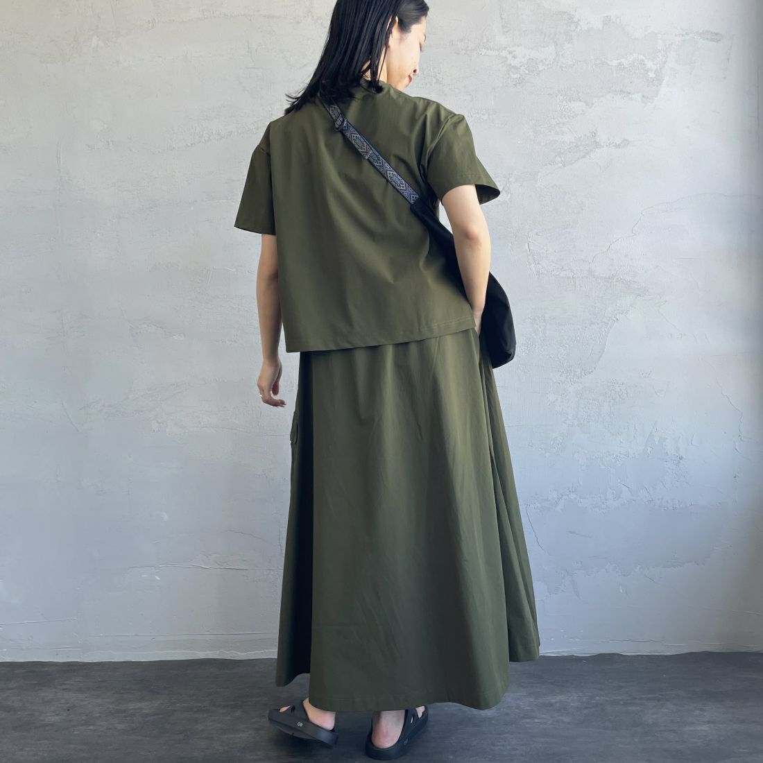 THOUSAND MILE [サウザンド マイル] 別注 サマーバケーション カーゴスカートセットアップ [TM241NP50372-JF] 67 OLIVE &&モデル身長：163cm 着用サイズ：F&&