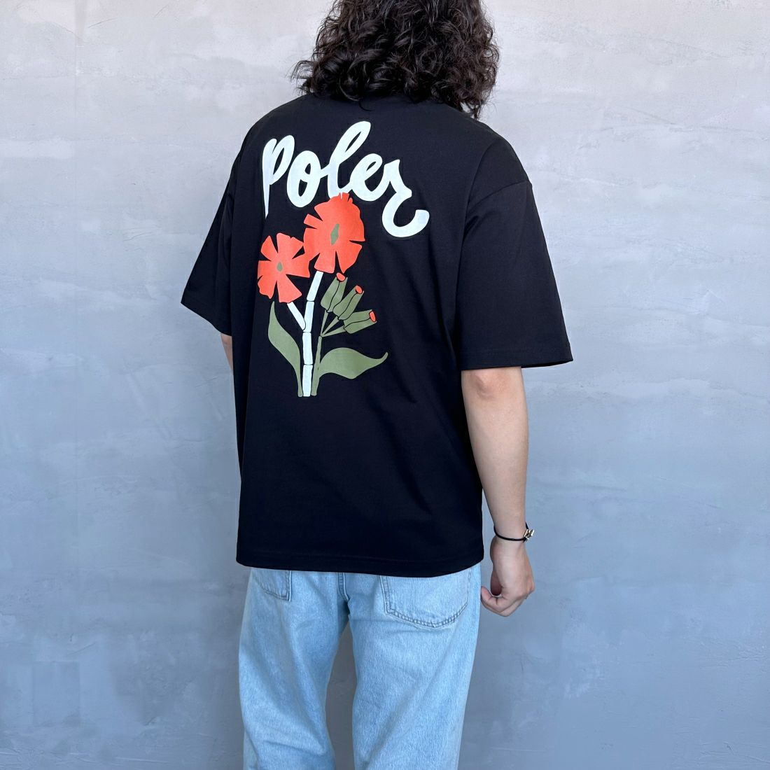 POLeR [ポーラー] 別注 POPPY フラワーバックプリント ショートスリーブTシャツ [249MCV0010-JF] BLACK &&モデル身長：173cm 着用サイズ：M&&