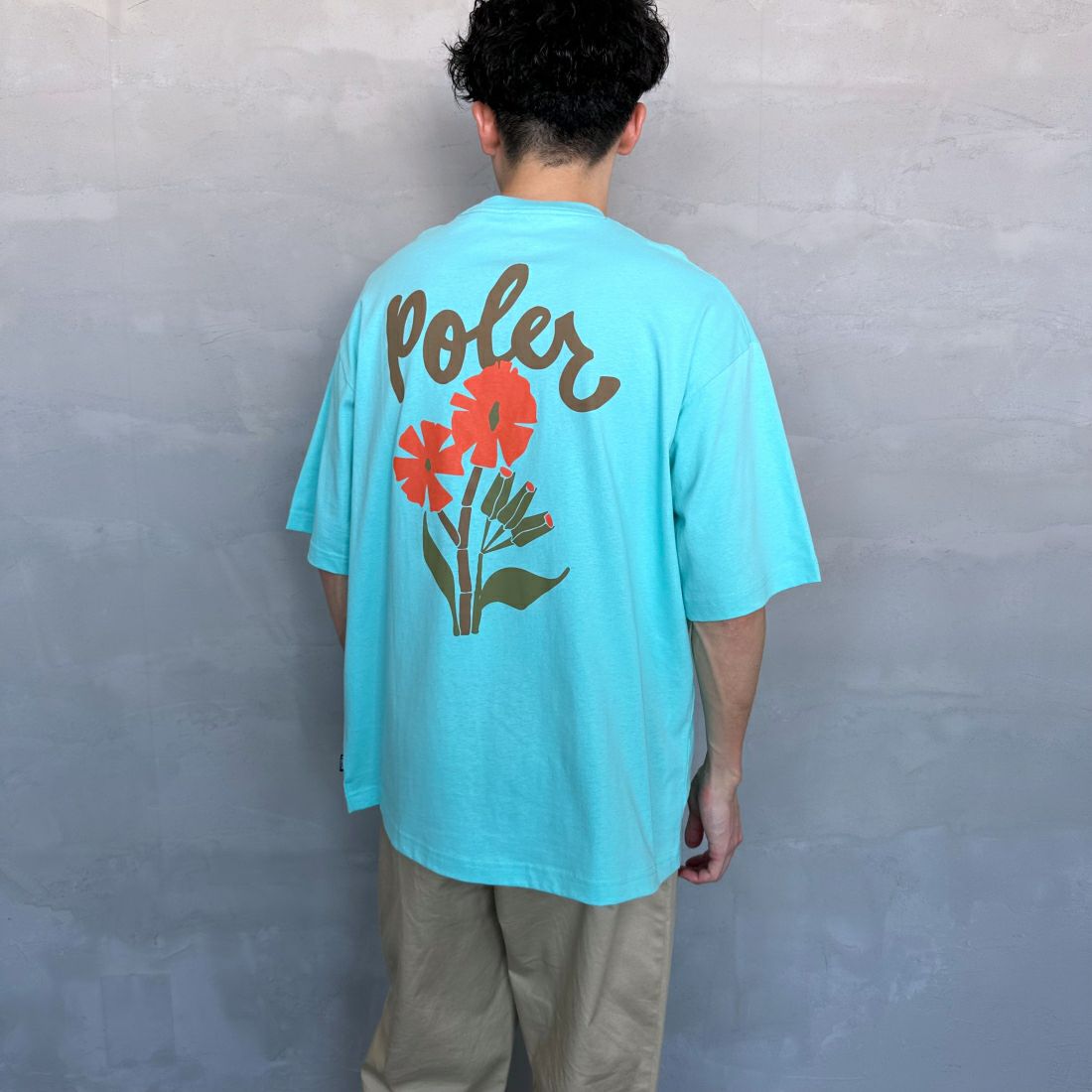 POLeR [ポーラー] 別注 POPPY フラワーバックプリント ショートスリーブTシャツ [249MCV0010-JF] MT.BLUE &&モデル身長：168cm 着用サイズ：L&&
