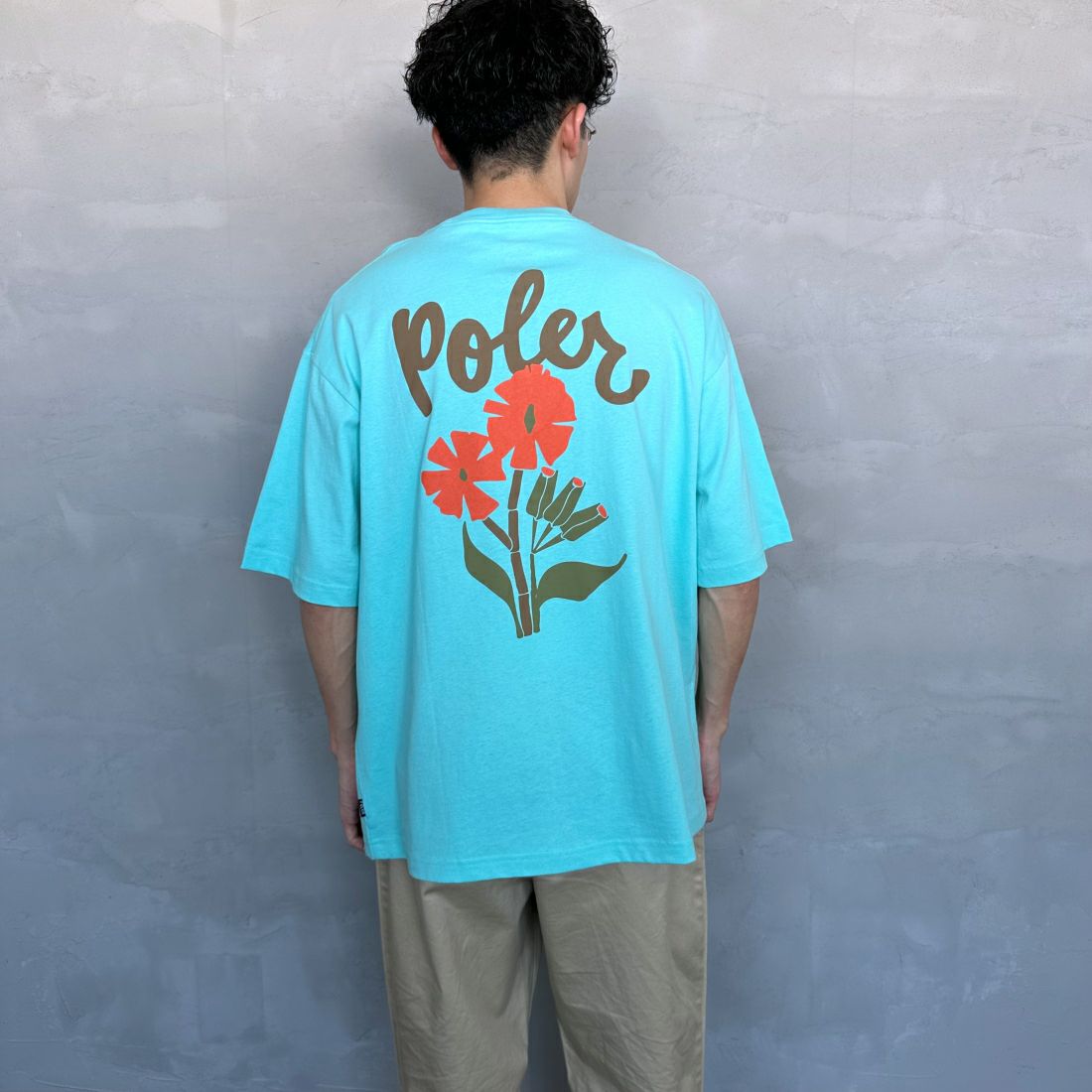 POLeR [ポーラー] 別注 POPPY フラワーバックプリント ショートスリーブTシャツ [249MCV0010-JF] MT.BLUE &&モデル身長：168cm 着用サイズ：L&&
