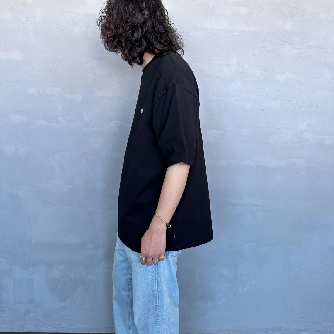 POLeR [ポーラー] 別注 POPPY フラワーバックプリント ショートスリーブTシャツ [249MCV0010-JF] BLACK &&モデル身長：173cm 着用サイズ：L&&