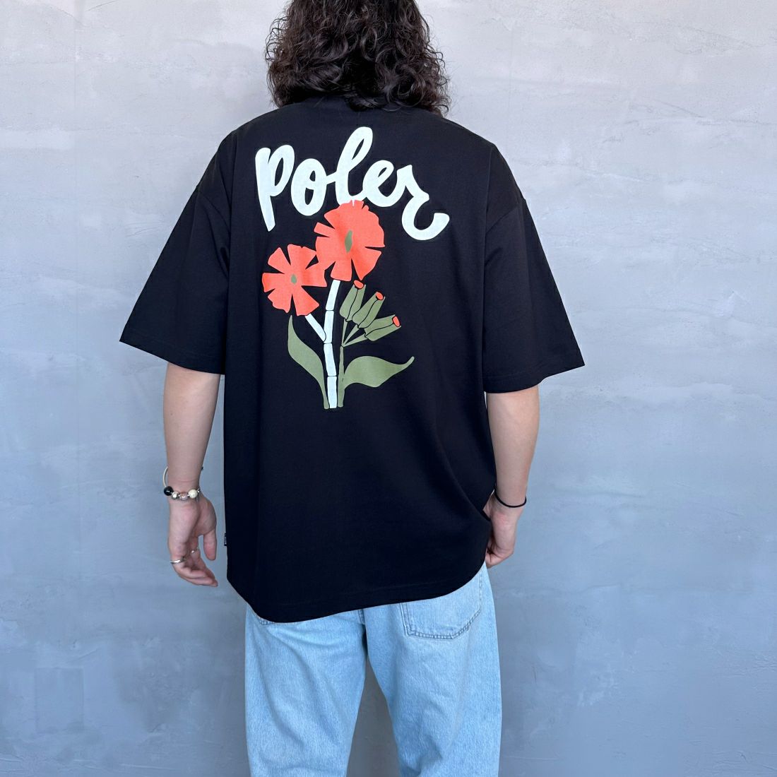 POLeR [ポーラー] 別注 POPPY フラワーバックプリント ショートスリーブTシャツ [249MCV0010-JF] BLACK &&モデル身長：173cm 着用サイズ：L&&