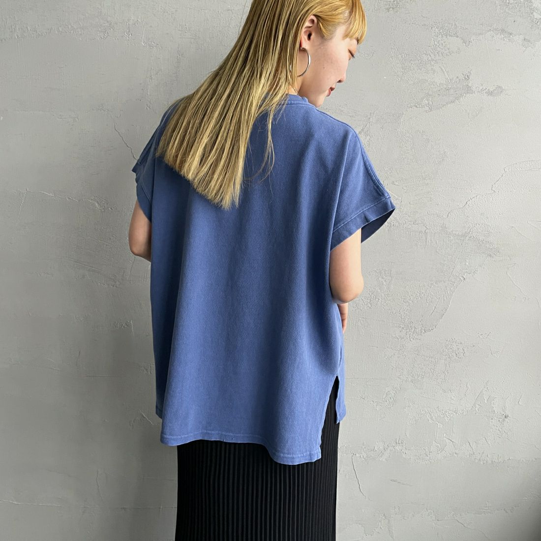 MICA&DEAL [マイカアンドディール] CAROLINAロゴ ピグメントバイオ サイドスリットTシャツ [0124209080] BLUE &&モデル身長：156cm 着用サイズ：F&&
