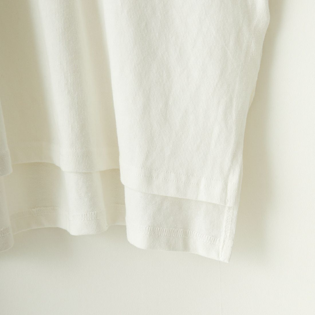MICA&DEAL [マイカアンドディール] CAROLINAロゴ ピグメントバイオ サイドスリットTシャツ [0124209080] OFF WHITE