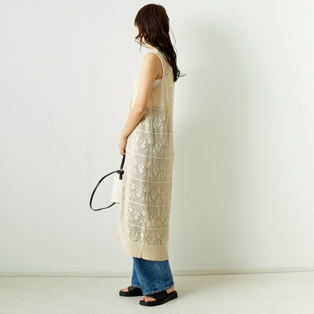 ALLUMER [アリュメール] コットンリネンVネックメッシュロングジレ [8248702] 950 IVORY &&モデル身長：167cm 着用サイズ：1&&