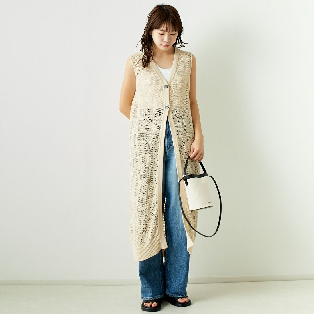 ALLUMER [アリュメール] コットンリネンVネックメッシュロングジレ [8248702] 950 IVORY &&モデル身長：167cm 着用サイズ：1&&