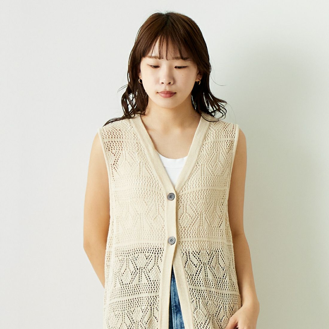 ALLUMER [アリュメール] コットンリネンVネックメッシュロングジレ [8248702] 950 IVORY &&モデル身長：167cm 着用サイズ：1&&