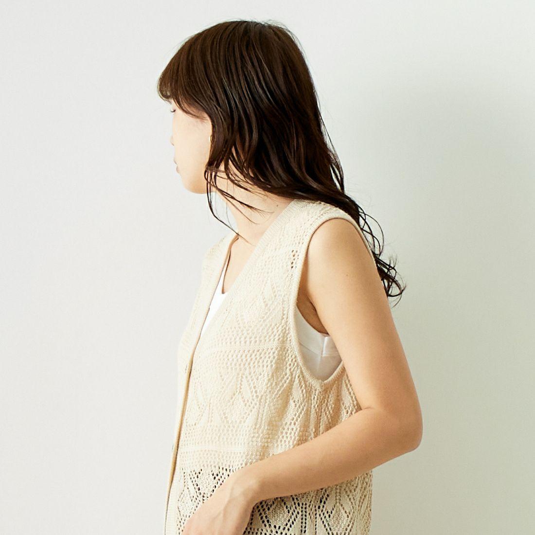 ALLUMER [アリュメール] コットンリネンVネックメッシュロングジレ [8248702] 950 IVORY &&モデル身長：167cm 着用サイズ：1&&