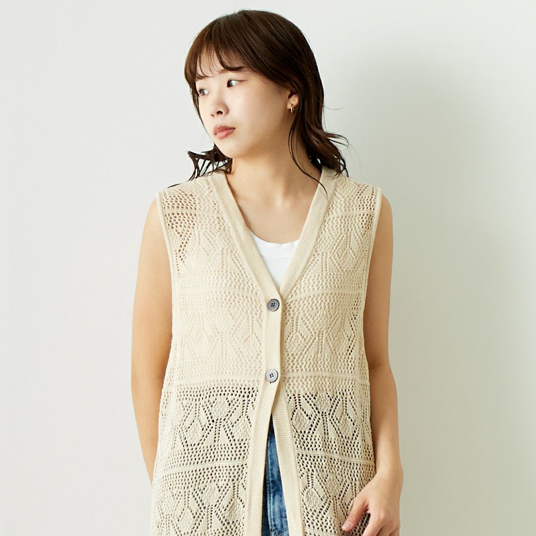 ALLUMER [アリュメール] コットンリネンVネックメッシュロングジレ [8248702] 950 IVORY &&モデル身長：167cm 着用サイズ：1&&