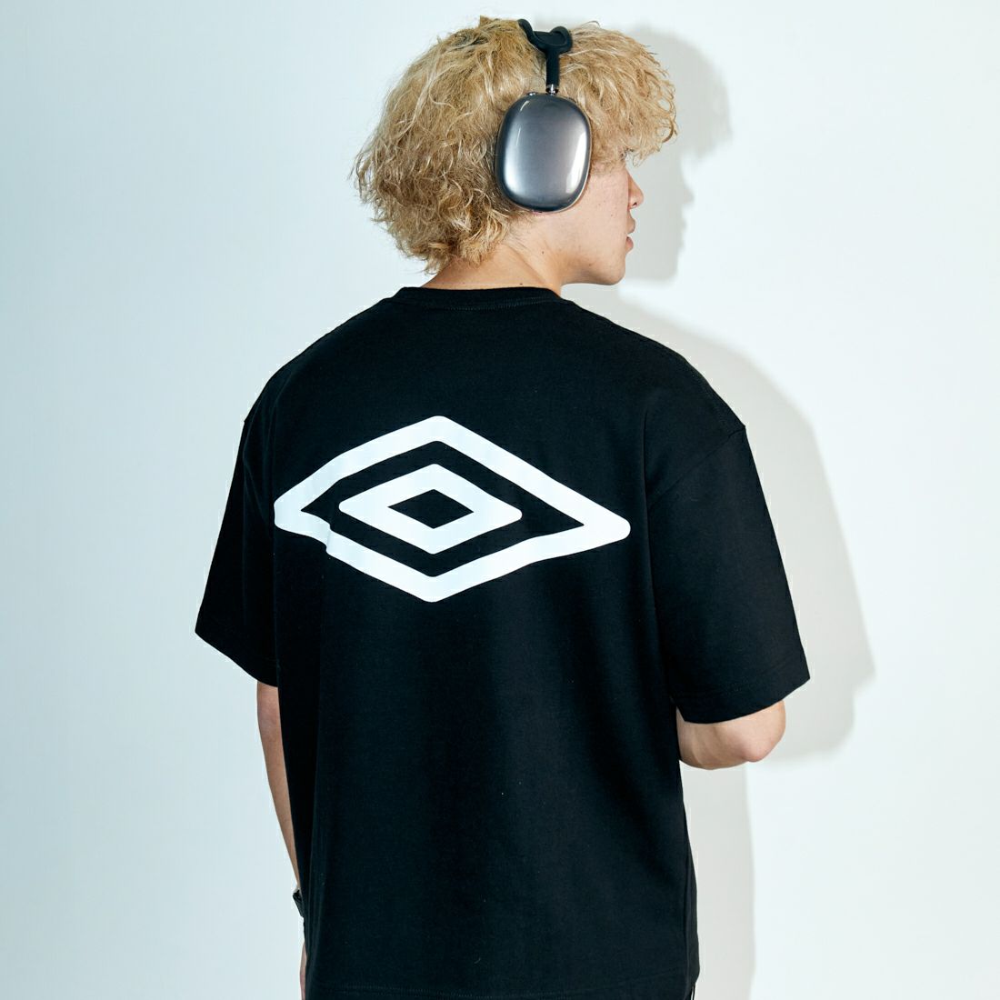 umbro [アンブロ] 別注 ラバーバックプリントTシャツ [UMNK-T0011-JF] BLACK&&モデル身長：171cm 着用サイズ：M&&