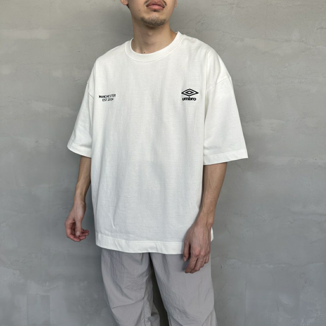 umbro [アンブロ] 別注 ラバーバックプリントTシャツ [UMNK-T0011-JF] WHITE &&モデル身長：168cm 着用サイズ：XL&&