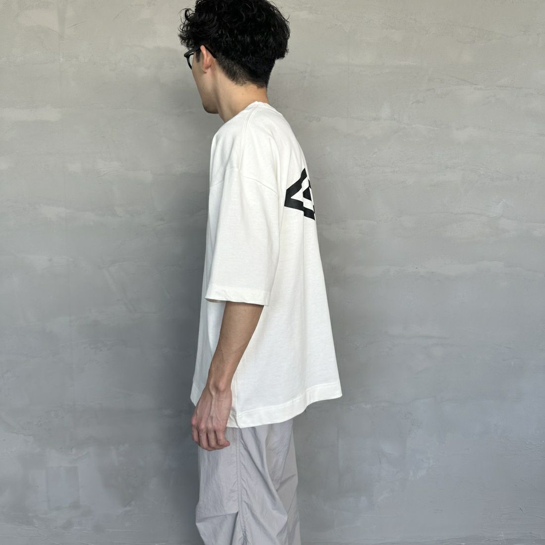 umbro [アンブロ] 別注 ラバーバックプリントTシャツ [UMNK-T0011-JF] WHITE &&モデル身長：168cm 着用サイズ：XL&&