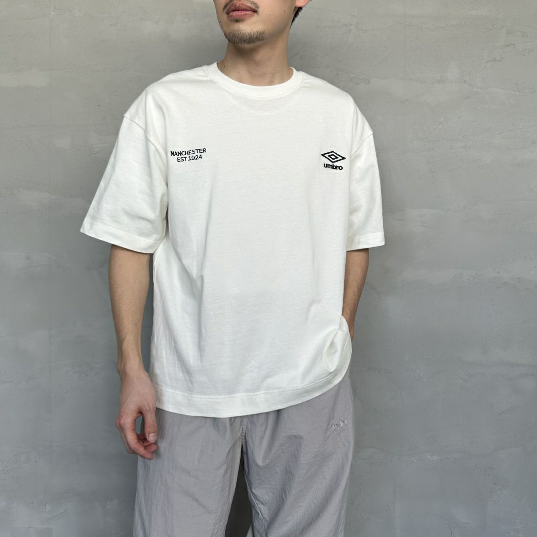 umbro [アンブロ] 別注 ラバーバックプリントTシャツ [UMNK-T0011-JF] WHITE &&モデル身長：168cm 着用サイズ：M&&