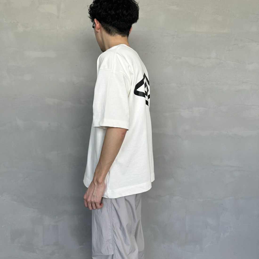 umbro [アンブロ] 別注 ラバーバックプリントTシャツ [UMNK-T0011-JF] WHITE &&モデル身長：168cm 着用サイズ：M&&
