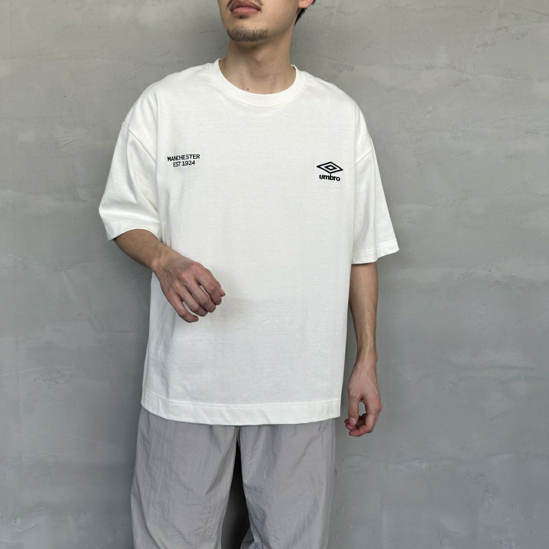 umbro [アンブロ] 別注 ラバーバックプリントTシャツ [UMNK-T0011-JF] WHITE &&モデル身長：168cm 着用サイズ：L&&