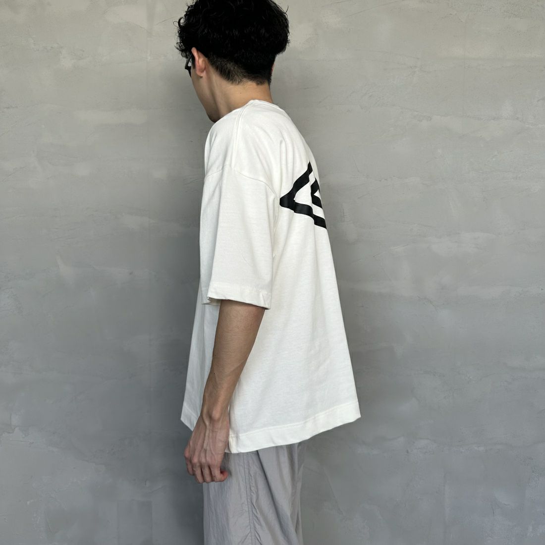 umbro [アンブロ] 別注 ラバーバックプリントTシャツ [UMNK-T0011-JF] WHITE &&モデル身長：168cm 着用サイズ：L&&