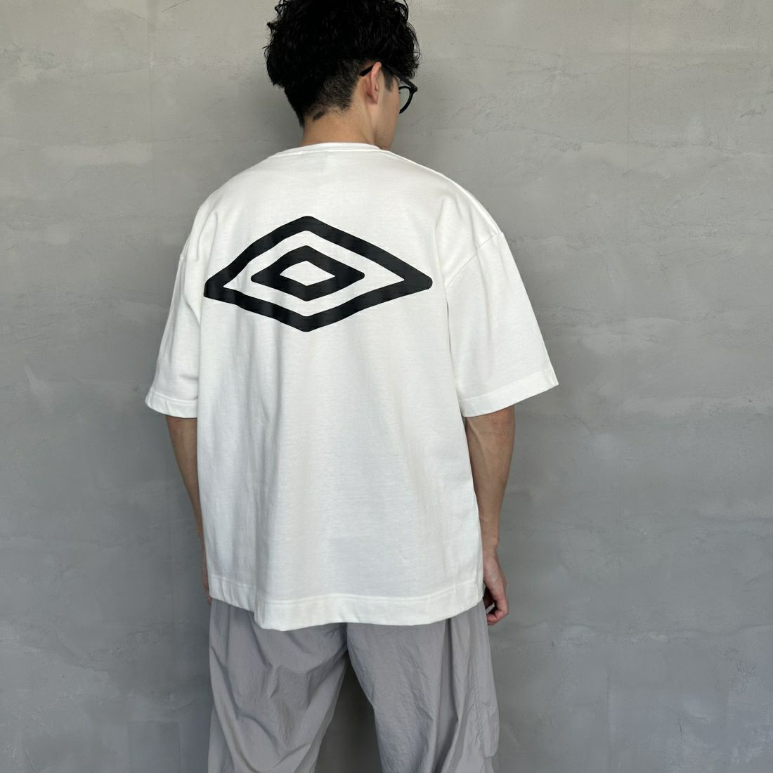 umbro [アンブロ] 別注 ラバーバックプリントTシャツ [UMNK-T0011-JF] WHITE &&モデル身長：168cm 着用サイズ：L&&