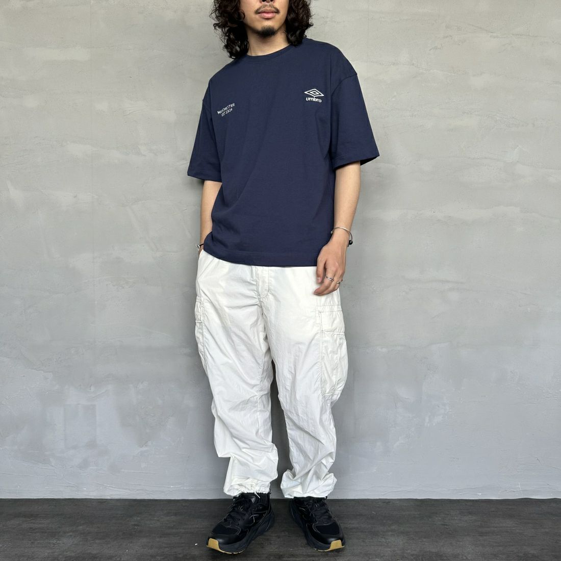 umbro [アンブロ] 別注 ラバーバックプリントTシャツ [UMNK-T0011-JF] NAVY &&モデル身長：173cm 着用サイズ：M&&