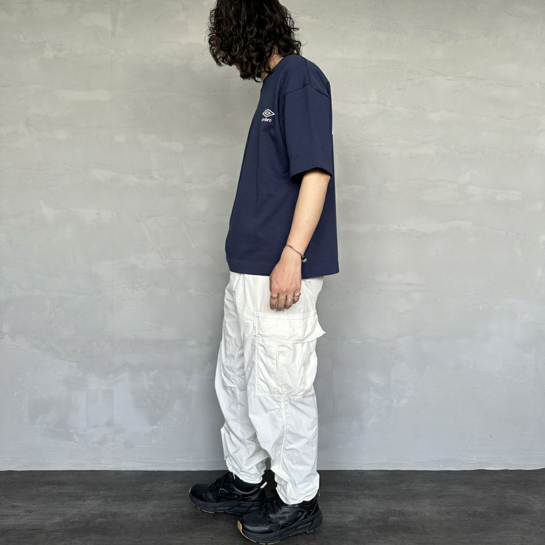 umbro [アンブロ] 別注 ラバーバックプリントTシャツ [UMNK-T0011-JF] NAVY &&モデル身長：173cm 着用サイズ：M&&
