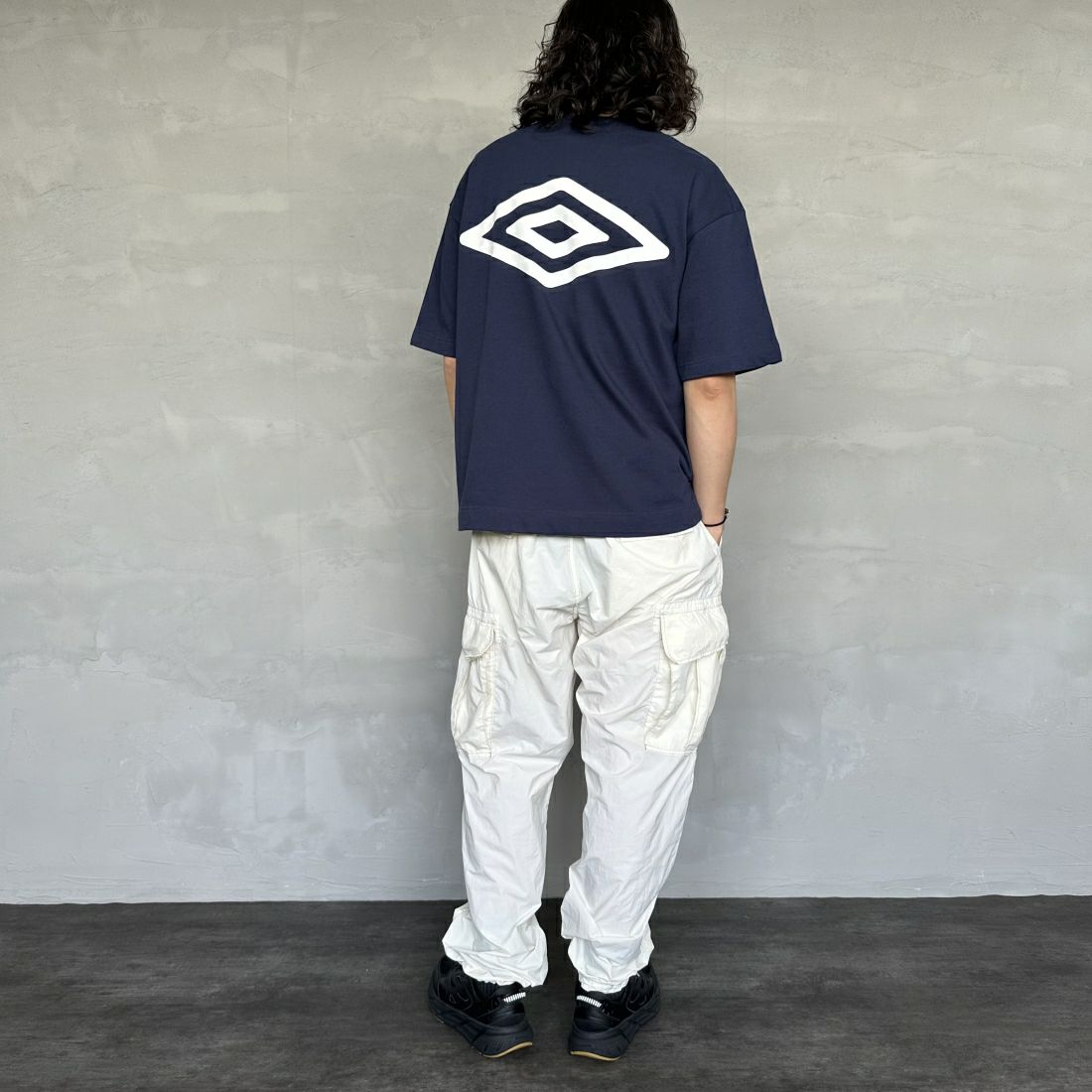 umbro [アンブロ] 別注 ラバーバックプリントTシャツ [UMNK-T0011-JF] NAVY &&モデル身長：173cm 着用サイズ：M&&