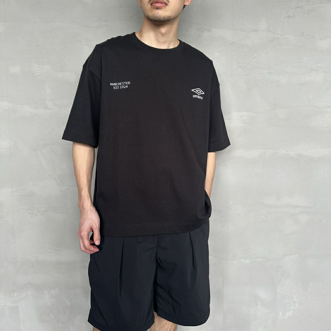 umbro [アンブロ] 別注 ラバーバックプリントTシャツ [UMNK-T0011-JF] BLACK &&モデル身長：168cm 着用サイズ：L&&