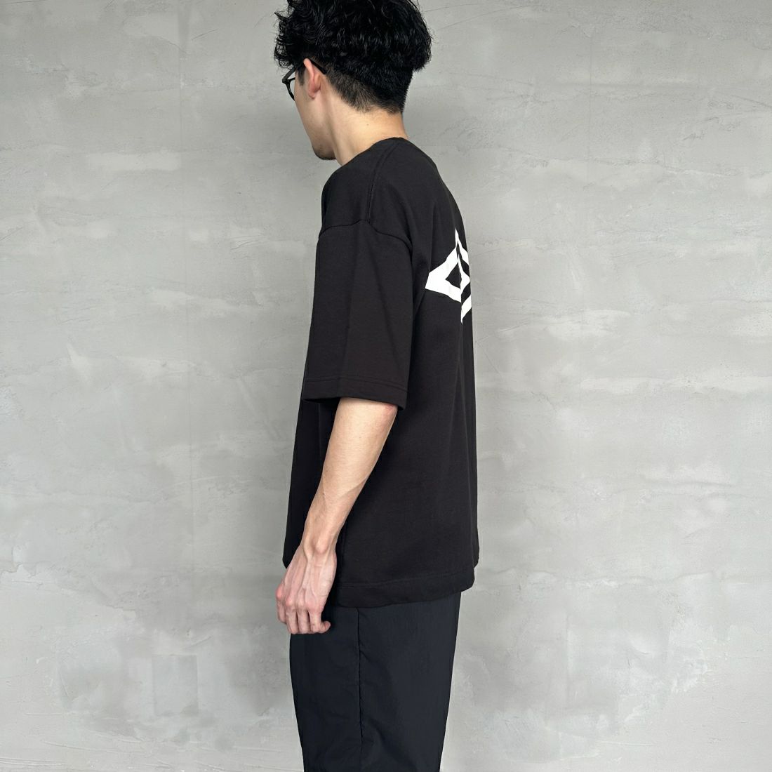 umbro [アンブロ] 別注 ラバーバックプリントTシャツ [UMNK-T0011-JF] BLACK &&モデル身長：168cm 着用サイズ：L&&