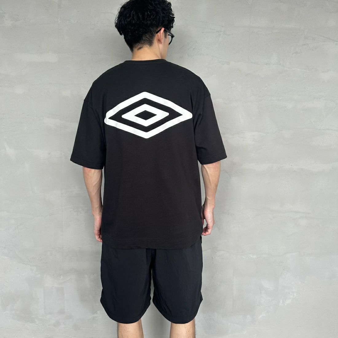 umbro [アンブロ] 別注 ラバーバックプリントTシャツ [UMNK-T0011-JF] BLACK &&モデル身長：168cm 着用サイズ：L&&