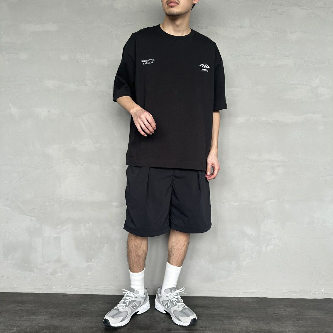 umbro [アンブロ] 別注 ラバーバックプリントTシャツ [UMNK-T0011-JF] BLACK &&モデル身長：168cm 着用サイズ：L&&