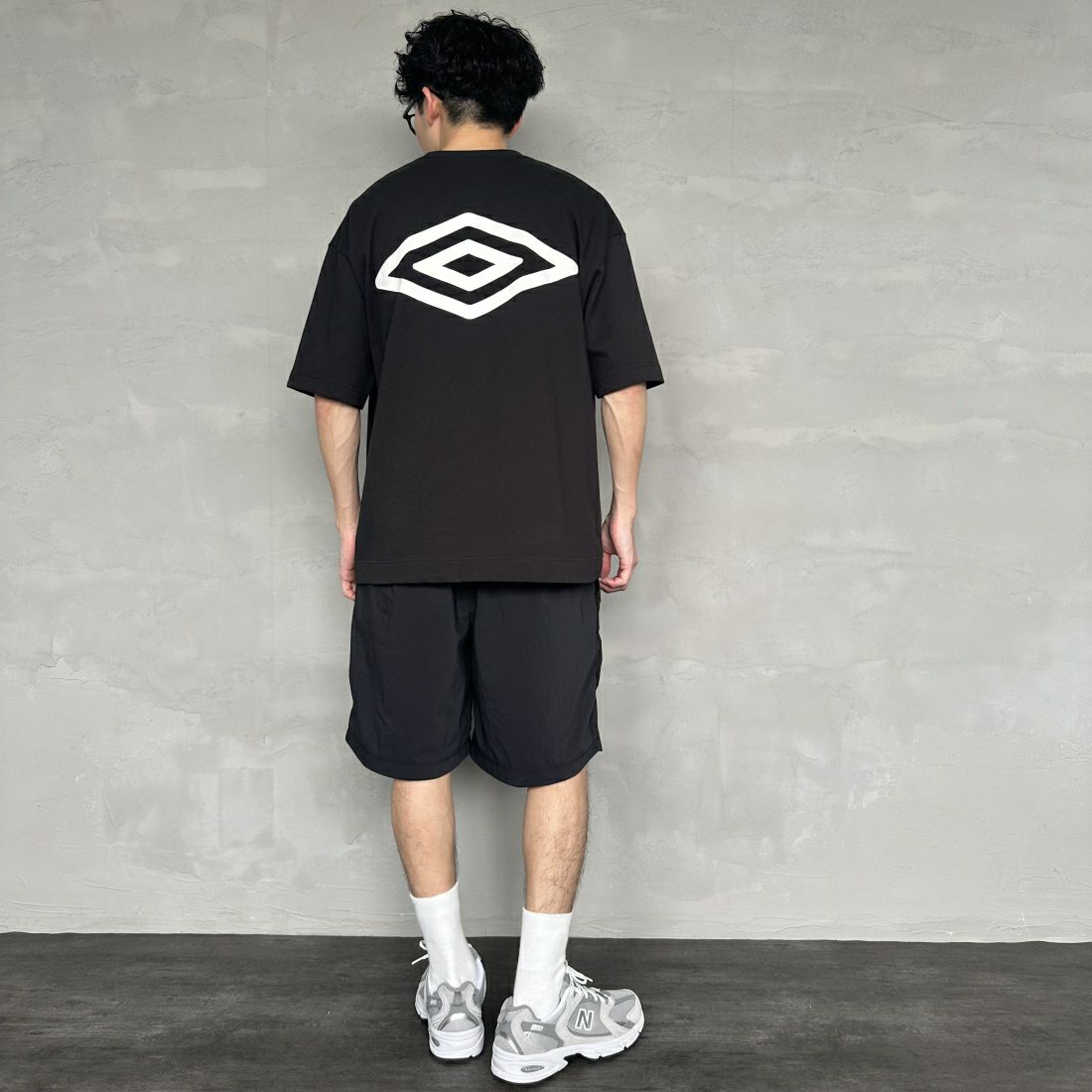 umbro [アンブロ] 別注 ラバーバックプリントTシャツ [UMNK-T0011-JF] BLACK &&モデル身長：168cm 着用サイズ：L&&