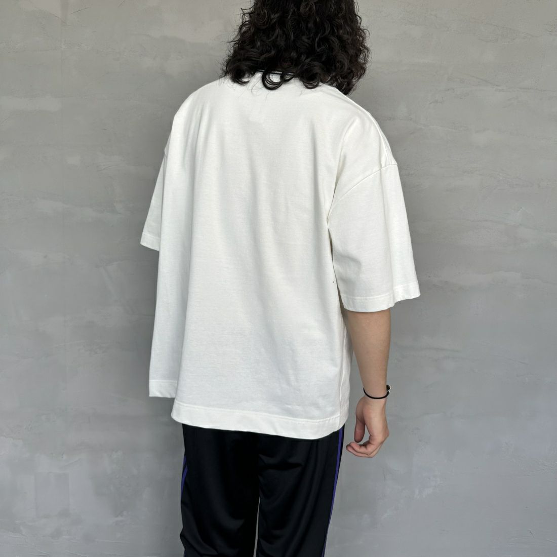 umbro [アンブロ] 別注 ワンポイントロゴ刺繍 ショートスリーブTシャツ [UMNK-T0022-JF] WHITE &&モデル身長：173cm 着用サイズ：XL&&