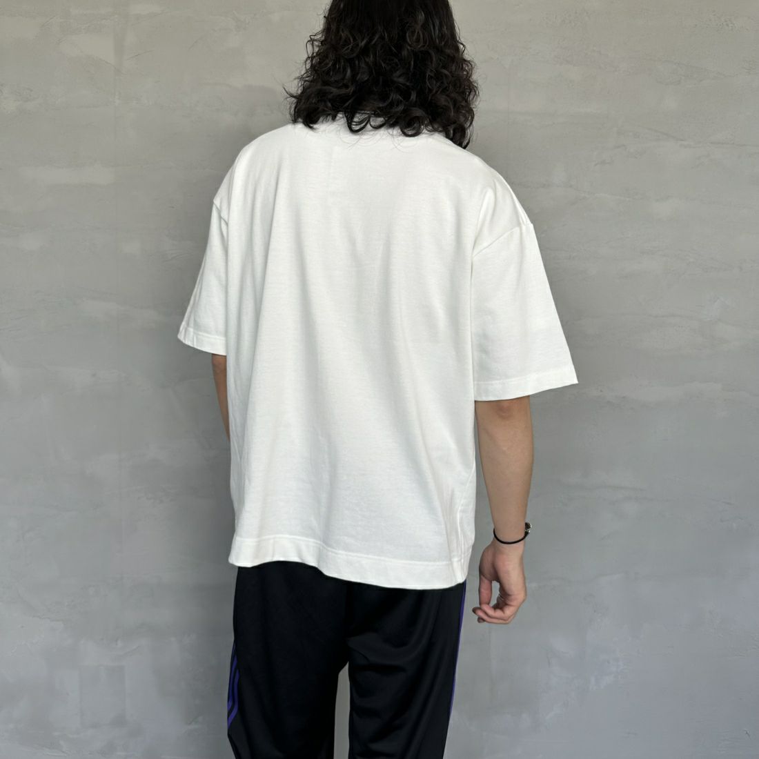 umbro [アンブロ] 別注 ワンポイントロゴ刺繍 ショートスリーブTシャツ [UMNK-T0022-JF] WHITE &&モデル身長：173cm 着用サイズ：M&&