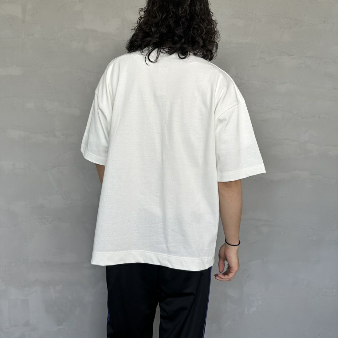 umbro [アンブロ] 別注 ワンポイントロゴ刺繍 ショートスリーブTシャツ [UMNK-T0022-JF] WHITE &&モデル身長：173cm 着用サイズ：L&&