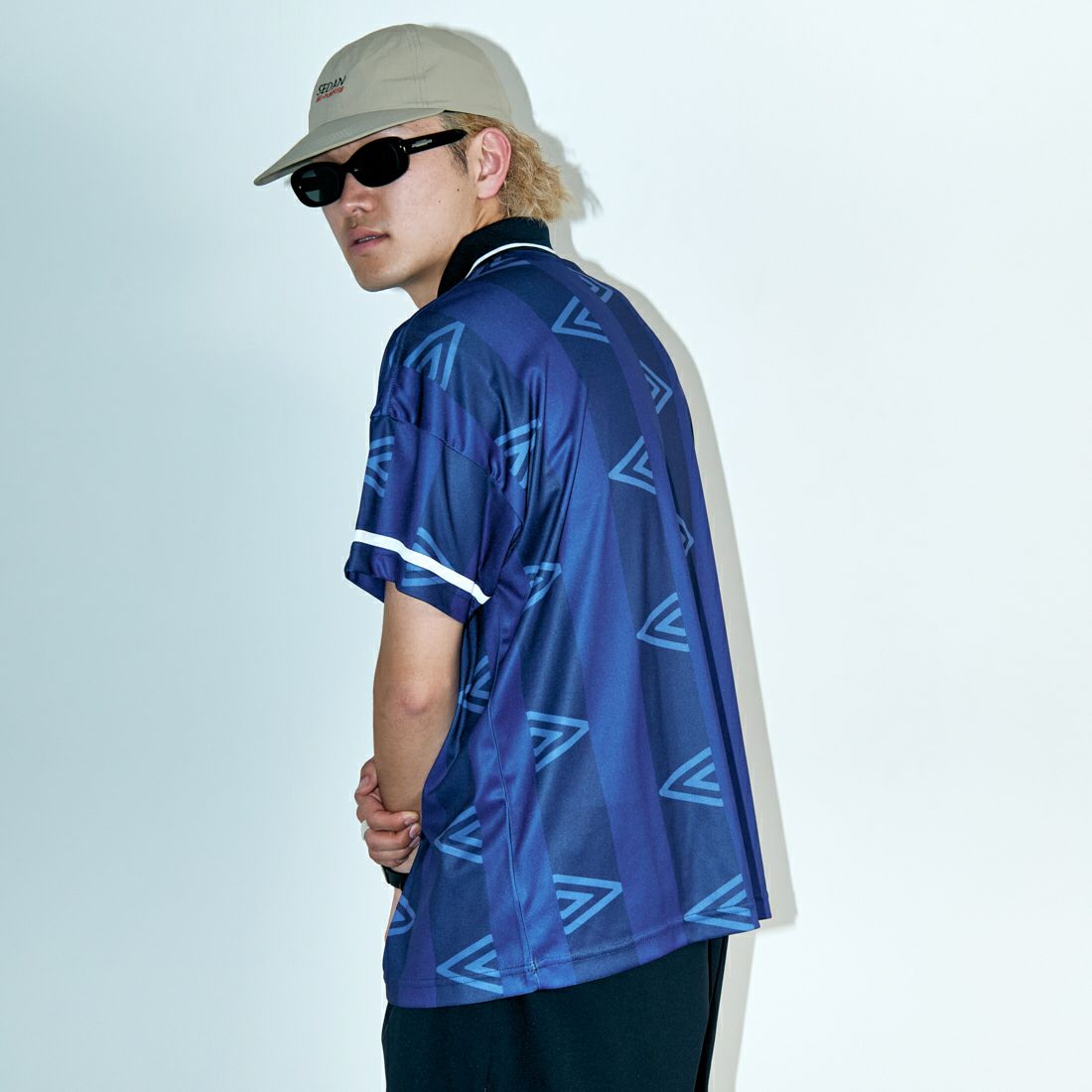 umbro [アンブロ] 別注 総柄プリント ゲームシャツ [UMNK-G0033-JF] NAVY &&モデル身長：171cm 着用サイズ：M&&