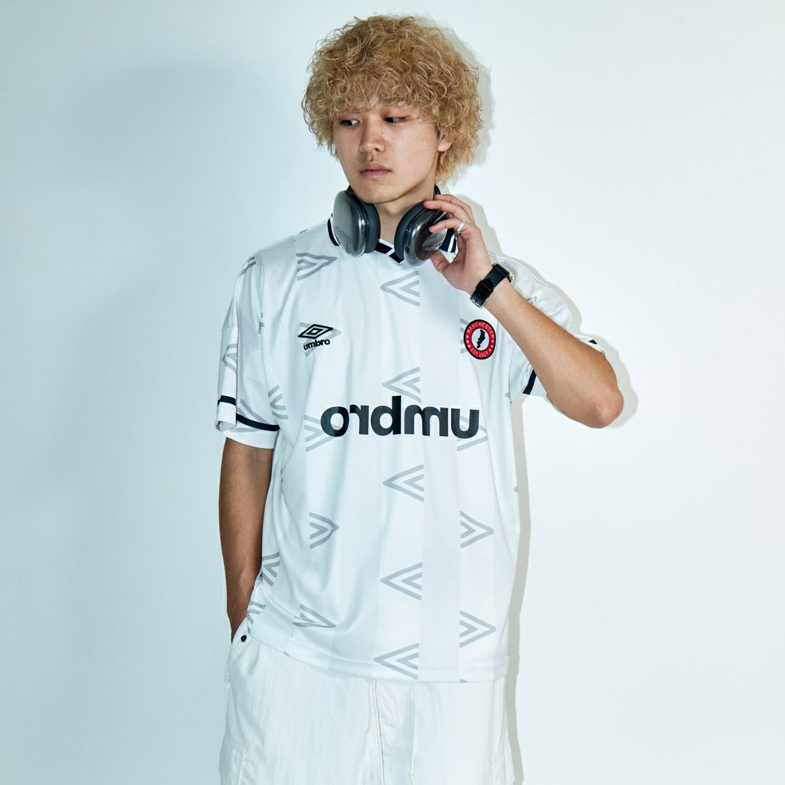 umbro [アンブロ] 別注 総柄プリント ゲームシャツ [UMNK-G0033-JF] WHITE&&モデル身長：171cm 着用サイズ：M&&