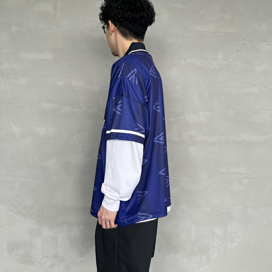 umbro [アンブロ] 別注 総柄プリント ゲームシャツ [UMNK-G0033-JF] NAVY &&モデル身長：168cm 着用サイズ：L&&