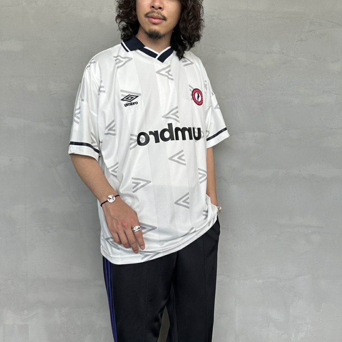 umbro [アンブロ] 別注 総柄プリント ゲームシャツ [UMNK-G0033-JF] WHITE &&モデル身長：173cm 着用サイズ：XL&&