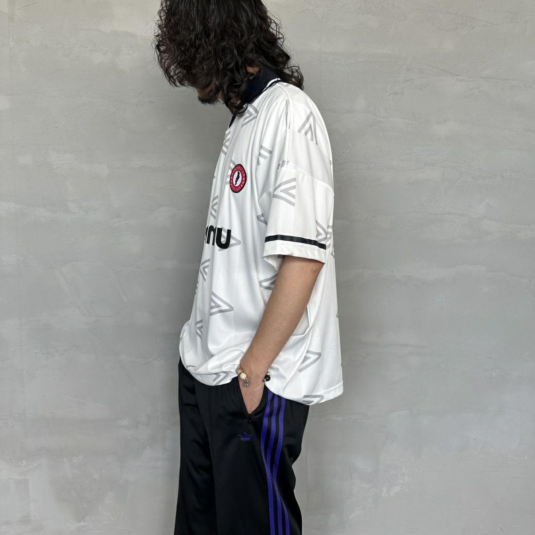 umbro [アンブロ] 別注 総柄プリント ゲームシャツ [UMNK-G0033-JF] WHITE &&モデル身長：173cm 着用サイズ：XL&&