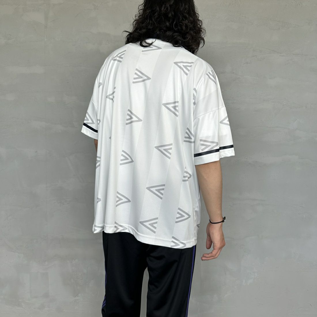 umbro [アンブロ] 別注 総柄プリント ゲームシャツ [UMNK-G0033-JF] WHITE &&モデル身長：173cm 着用サイズ：XL&&